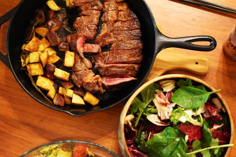 大きなスキレットで肉を焼く方法