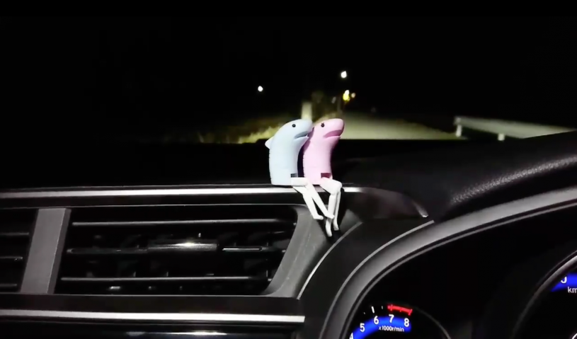 車の上のおもちゃが足を組む様子が可愛すぎると話題に