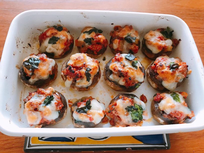 持ち寄りパーティーにぴったり！”マッシュルームとトマトソースのピンチョス”のレシピ