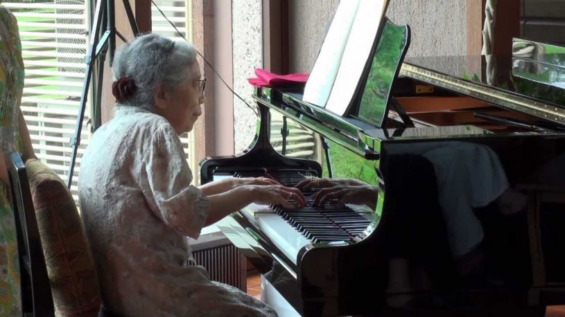 老人ホームで演奏する85歳のおばあさんの超絶ピアノに驚き！ゆっくり演奏すると思いきや、凄い演奏！
