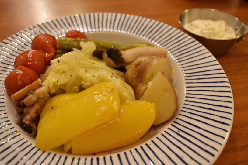 温野菜がストウブで簡単に！サワークリームソースで食べる温野菜のレシピ