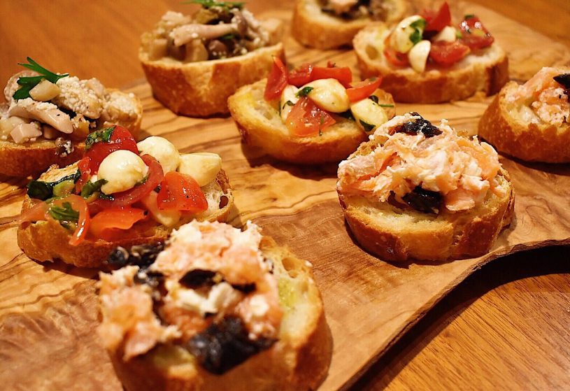 手軽でおしゃれ！持ち寄りパーティーにもおすすめなブルスケッタ3種のレシピ ～トマトモッツァレラ・きのこと胡桃・クリームチーズとスモークサーモン）