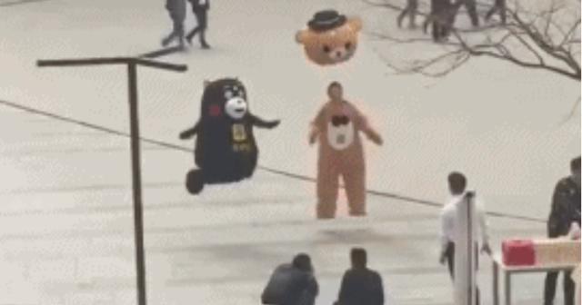 くまがジャンプした結果ｗｗｗｗ　右が失敗ｗｗｗ