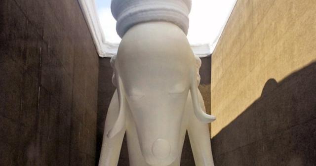 青森県立美術館の奈良美智さんの作品「あおもり犬」冬の様子