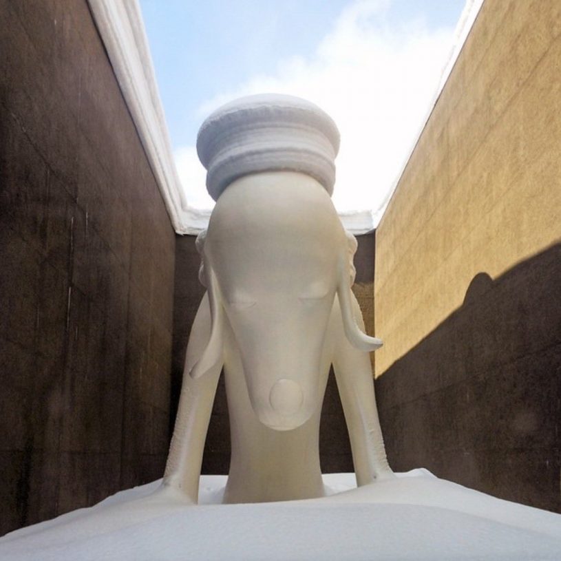 青森県立美術館の奈良美智さんの作品「あおもり犬」冬の様子