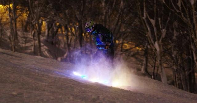 めちゃくちゃ目立つ！LEDで光るスノーボード！