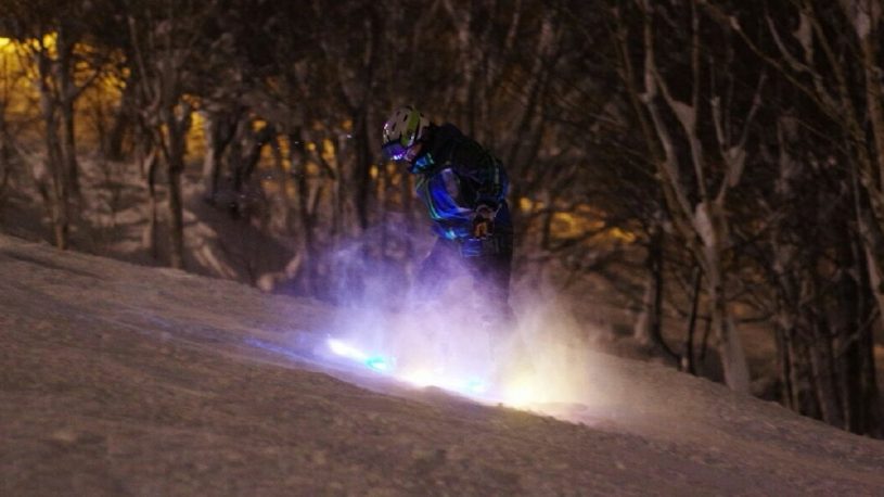めちゃくちゃ目立つ！LEDで光るスノーボード！