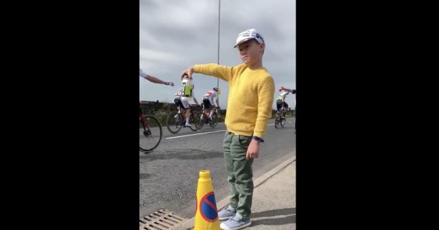 今シーズンで引退するマーク・レンショー。最後のレースで息子さんがボトル渡しのサプライズと家族との抱擁するシーンは見ててグッとくる