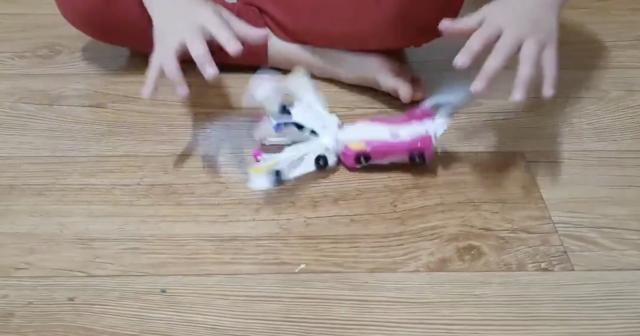 ハローカーボット – 車のおもちゃをぶつけると変形するおもしろおもちゃ