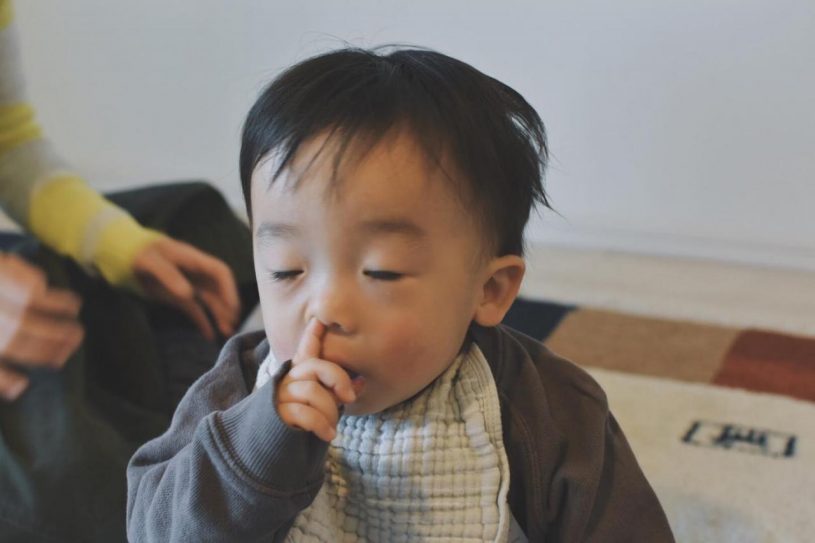 鼻に指を入れるのにハマっている。この癖を辞めさせたい。