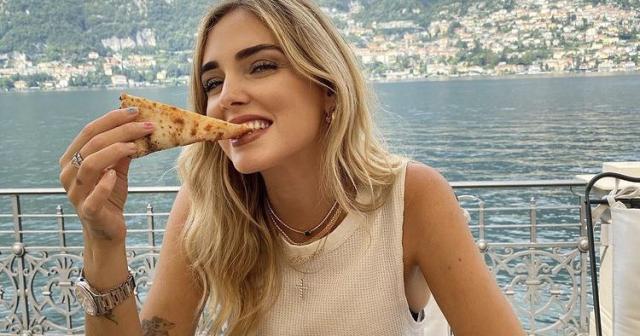 インフルエンサーが食べるピザがおかしい。何がおかしいかわかるかな？