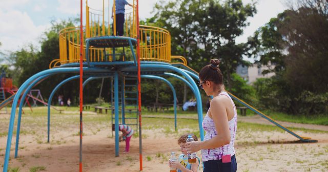 なぜ子供は石を拾ってくるのか？