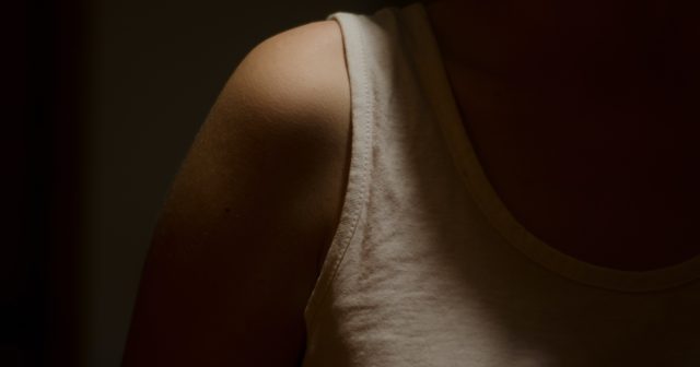 肩こりや眼精疲労をストレッチで改善、デスクワークの方向け