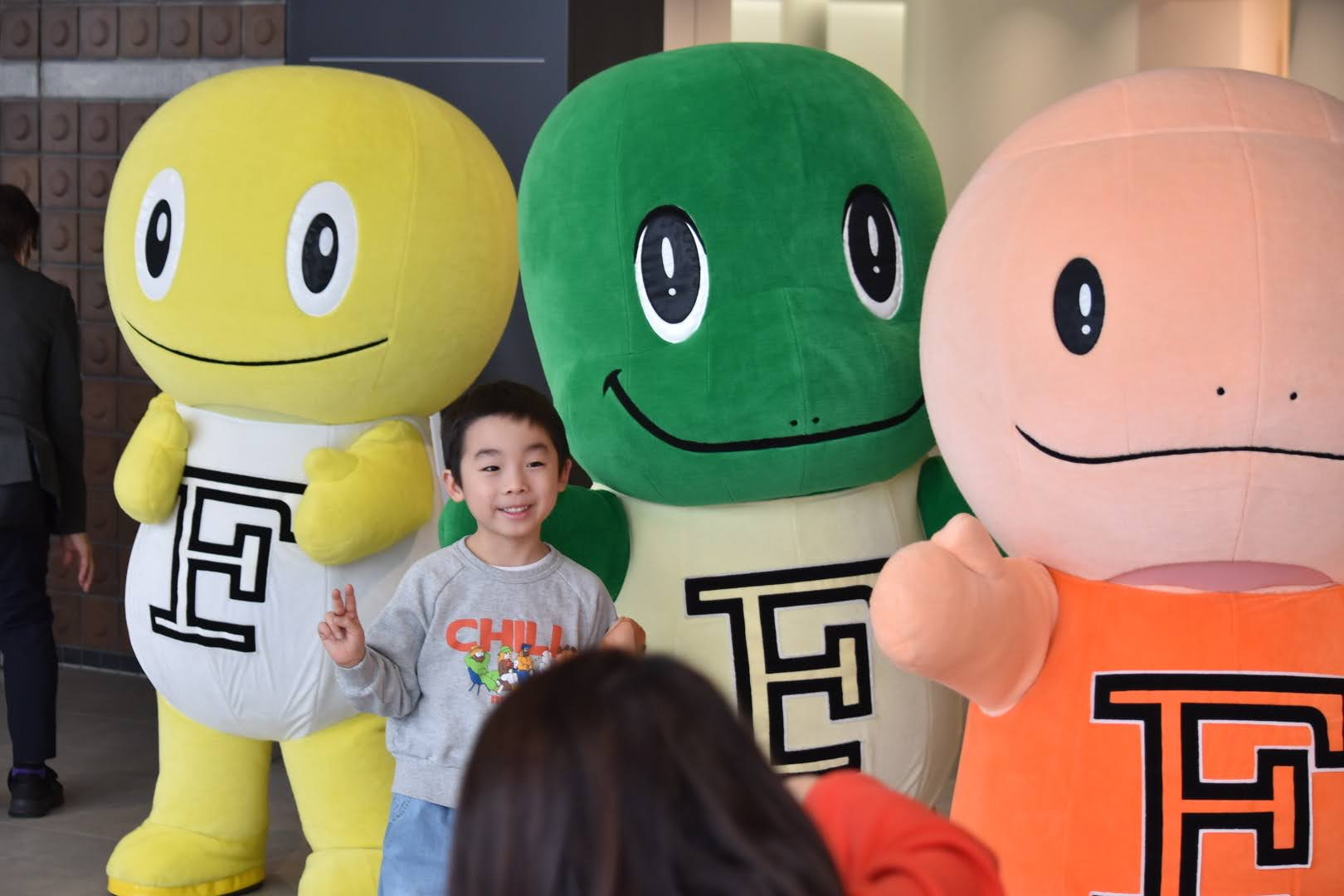 館内でマスコットと一緒に撮った記念写真