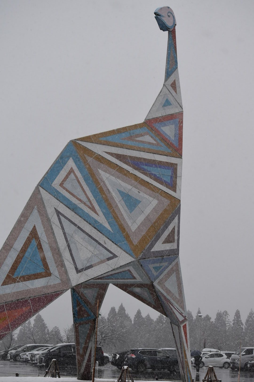 雪の中で見た福井県立恐竜博物館の恐竜モニュメント