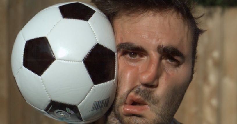 サッカーボールを顔面に思いっきり当てて超高感度のスローモーション動画で撮影した結果