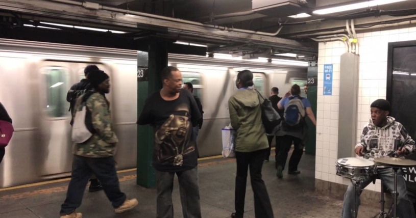 ３０年間ブルックリンの地下鉄で歌い続けているマイク・ヨンさんの歌が素敵！