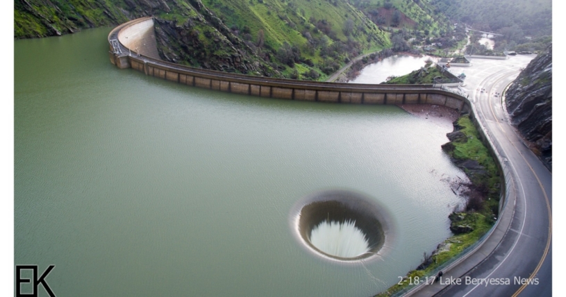 ベリエッサ湖が１０年ぶりに水を抜く。奇妙な穴はダムマニア必見です！