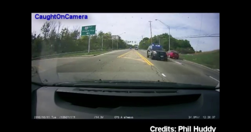 警察とカーチェイスをしている様子をぶつかる寸前のところで捉えた映像