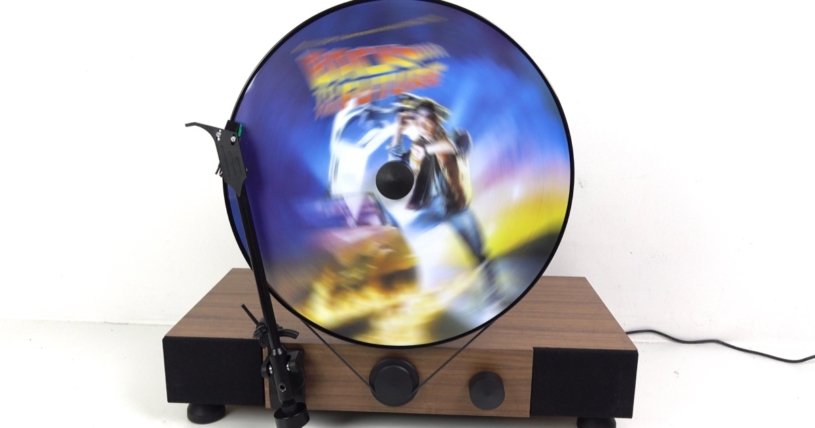 レコードの表面を綺麗にみせるデザインのレコードプレーヤー