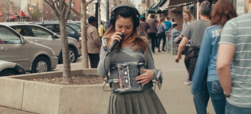 歩きながら自分の声だけで演奏する少女が超かっこいい！！