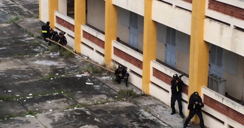 長い棒を使って3階まで登る方法