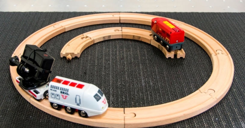 おもちゃの線路をロボットアームでつぎつぎにつなぎ合わせるｗｗｗｗ