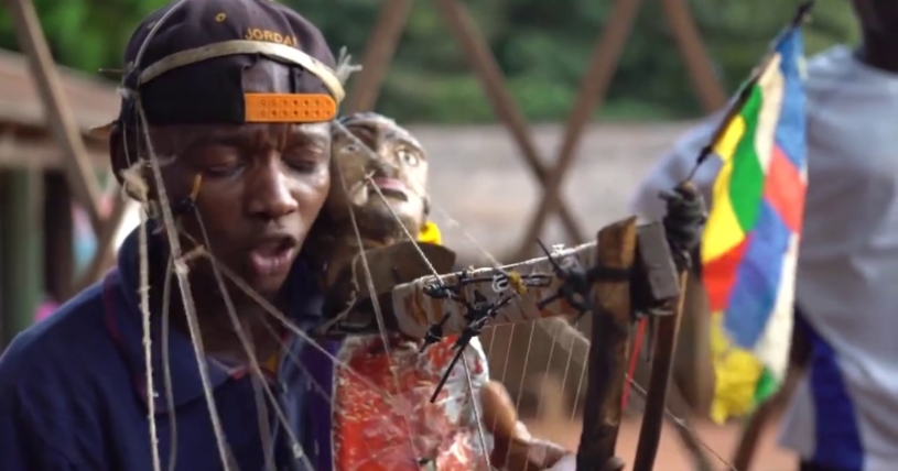 全身を使ってダンサーと楽器を操る男