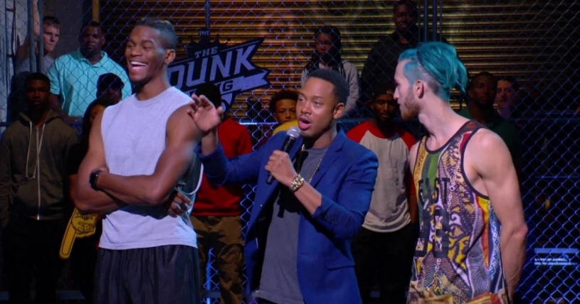 車の上を飛び越えダンク