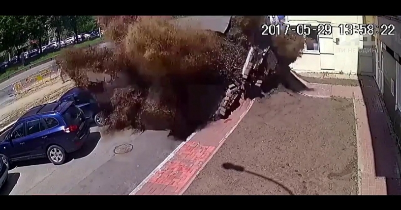 ウクライナの下水の爆発の瞬間の映像