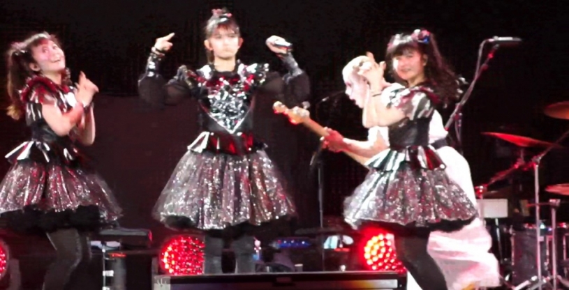 え、ベビメタのバックに…レッチリ？！