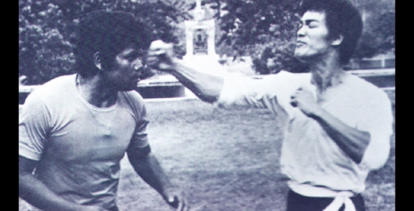 ブルース・リーが映画ではなく総合格闘技のルールで試合やっている映像