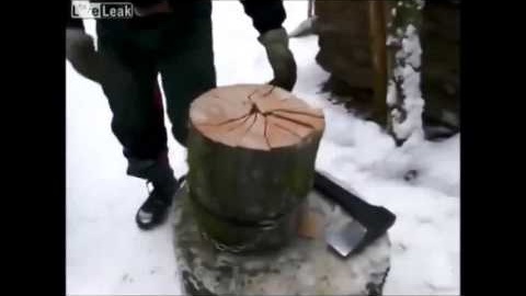 効率的な薪の割り方。この方法ならばらばらにならないで綺麗にわれる