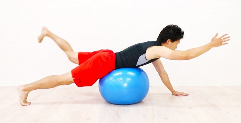 お腹の脂肪を燃やすバランスボールを使ったエキササイズ