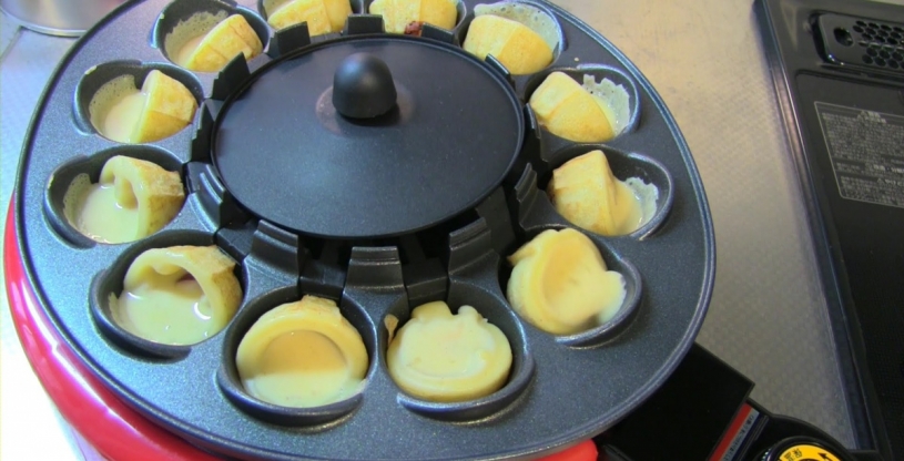 自動たこ焼きマシン「たこ焼き工場トントン」。たこ焼きがクルクル回転