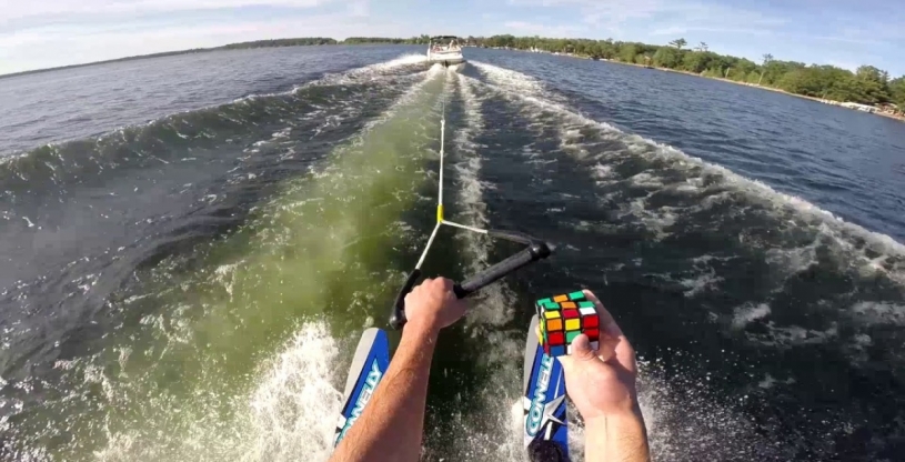 ルービックキューブを水上スキーをしながら解くことに成功ｗ