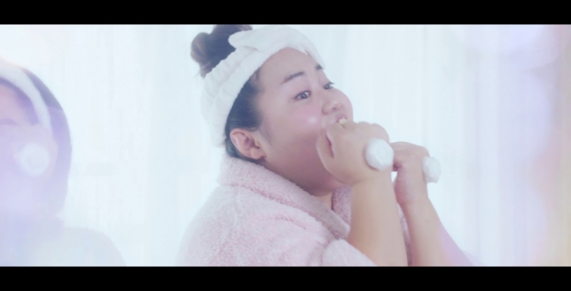 おかずクラブ、バスローブ姿で“ラムちゃん”になりきる動画を公開！