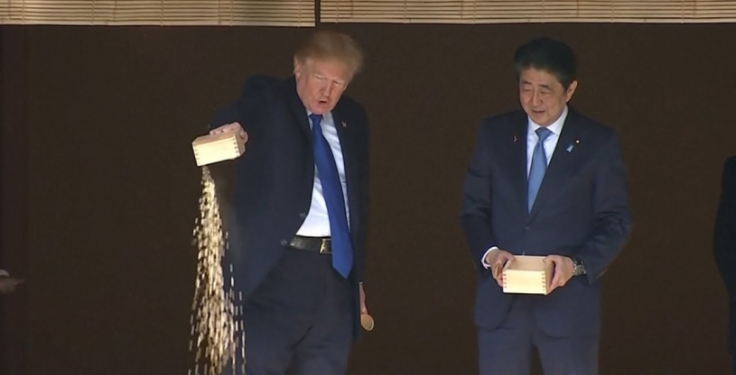 トランプ大統領安倍総理と鯉に餌をあげる